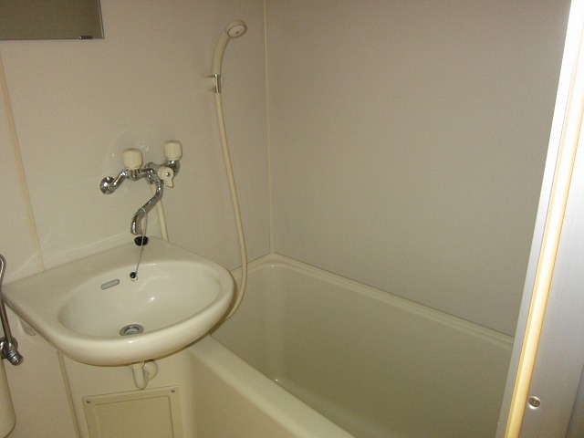 Bath. Hot water supply ・ A shower!