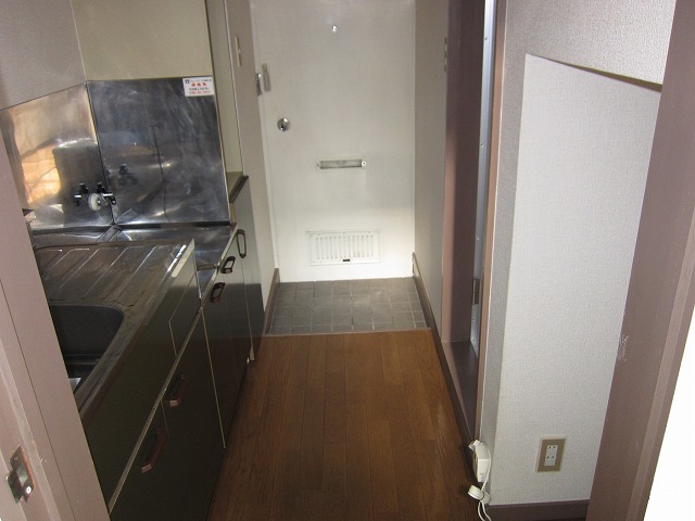 Kitchen. Refrigerator will fit in the photo right! !