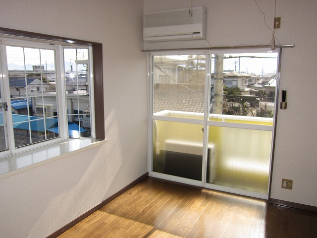 Living and room. Flooring 6 Pledge