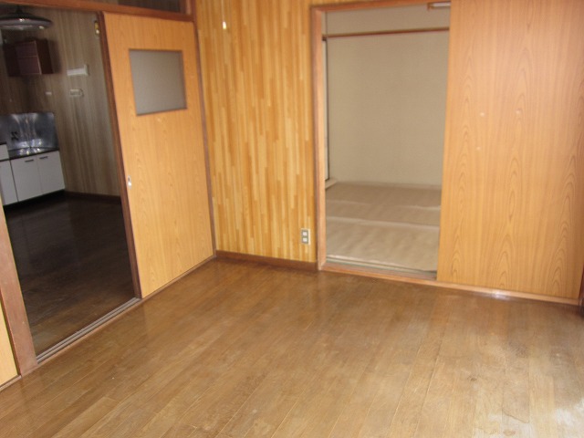 Living and room. Western-style 6 Pledge