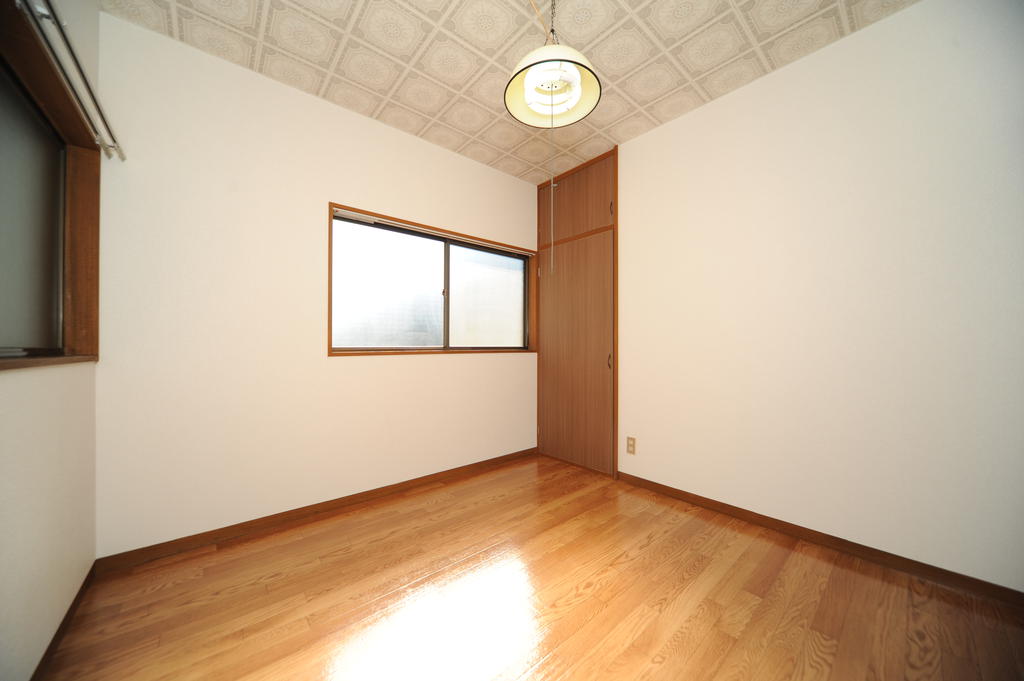 Other room space. Flooring of Western-style is can also be used as a children's room!