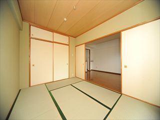 Living and room. Japanese-style room is calm !!