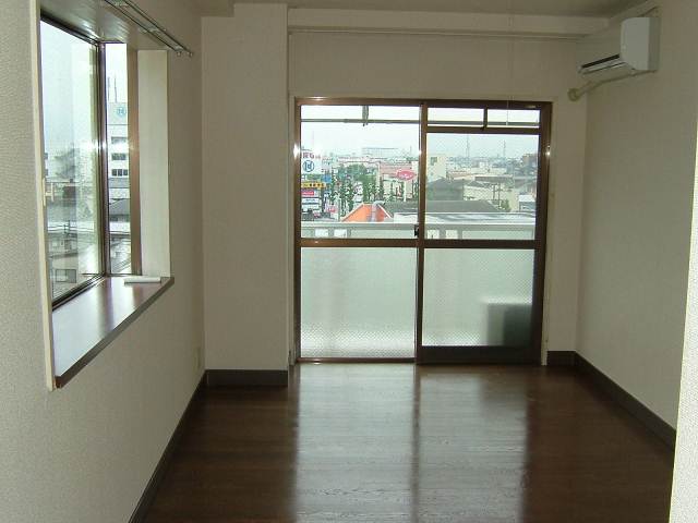 Living and room. Present condition priority. Bay window is the only corner room.