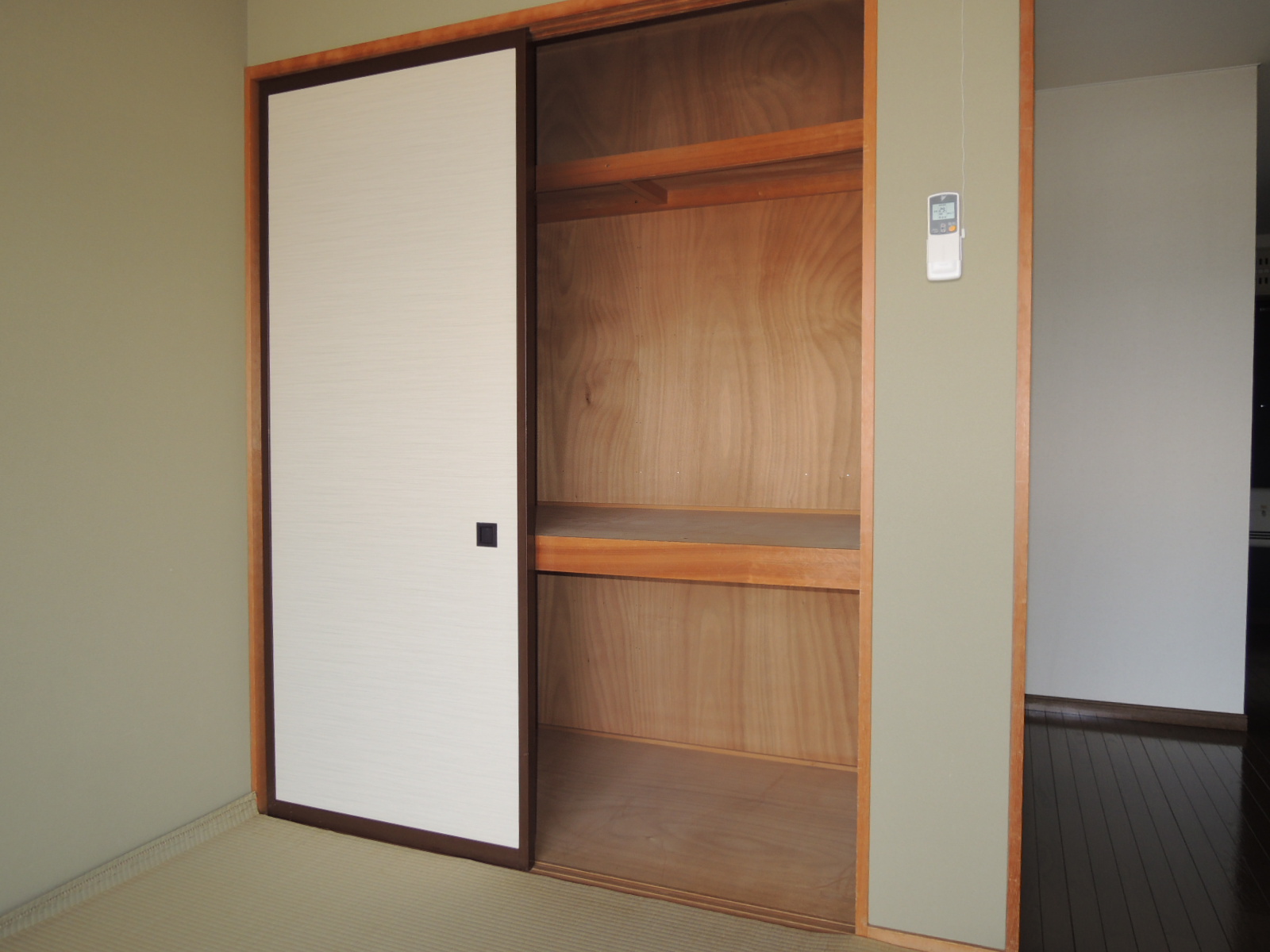 Receipt. Storage of Japanese-style room
