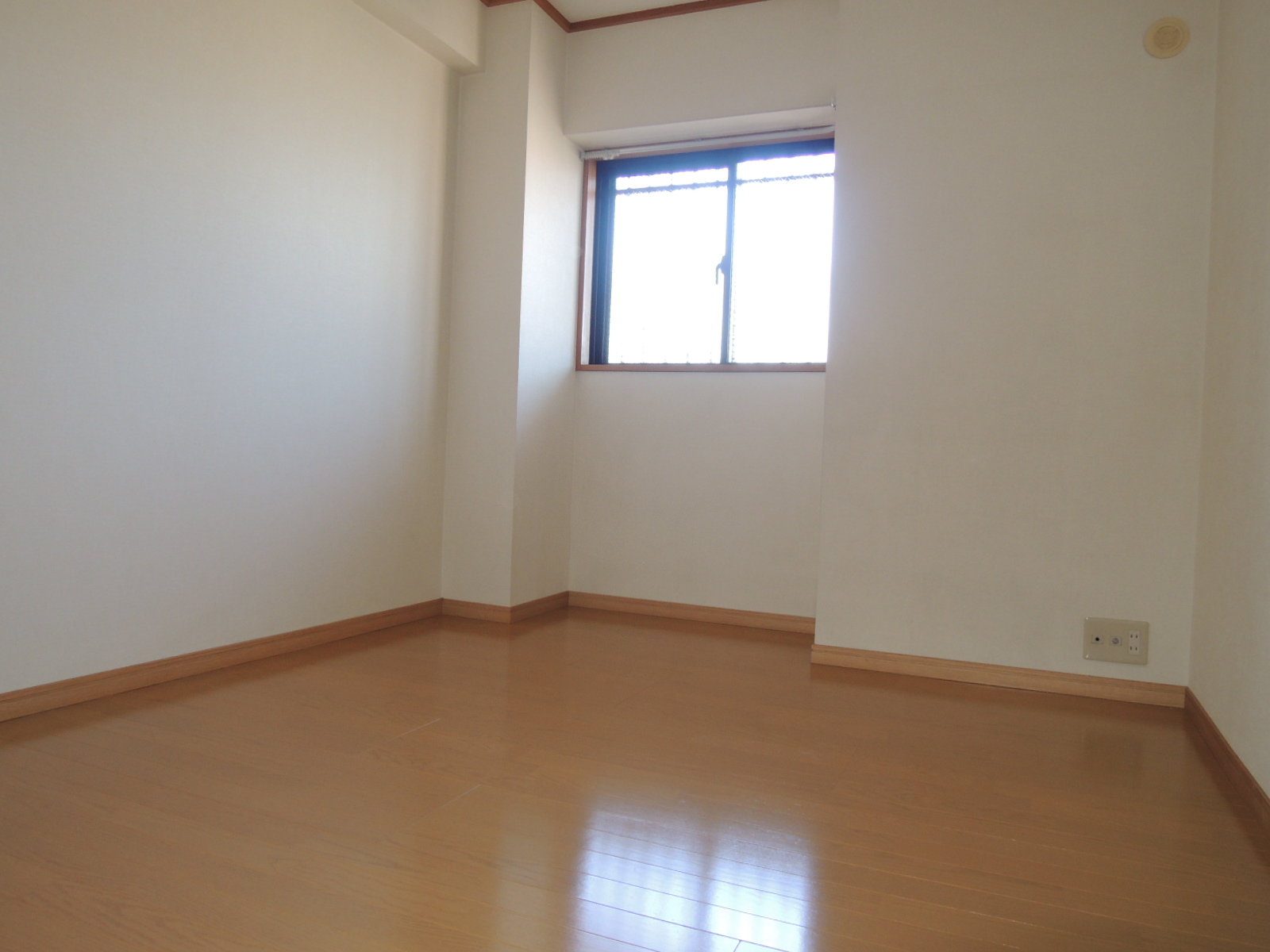 Other room space. It was in the Japanese-style room → Western-style room flooring.