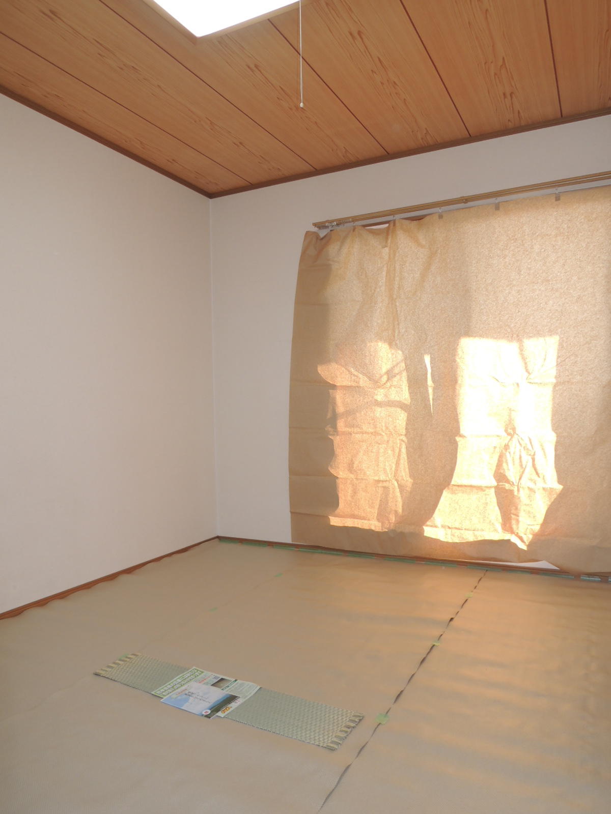 Other room space. 6-mat Japanese-style room (window is a curtain to prevent sunburn)
