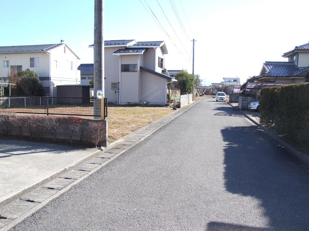 Local photos, including front road. Local (February 2011) shooting