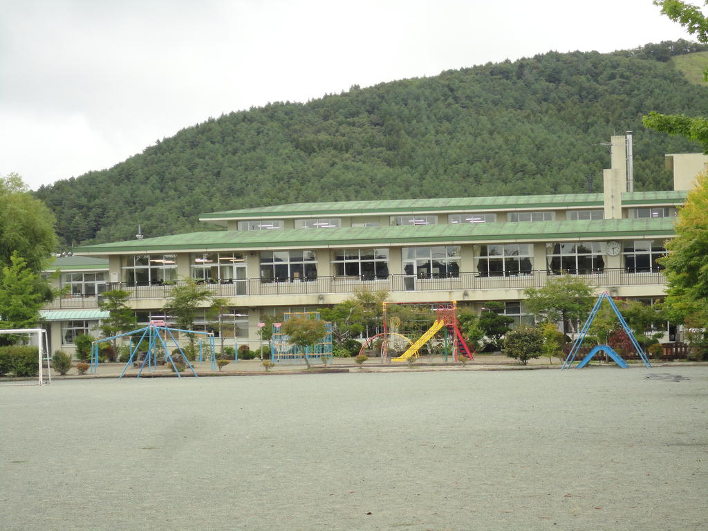Primary school. 1220m to Oshino-mura Oshino stand elementary school (elementary school)