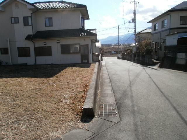 Local photos, including front road. Local (March 2012) shooting